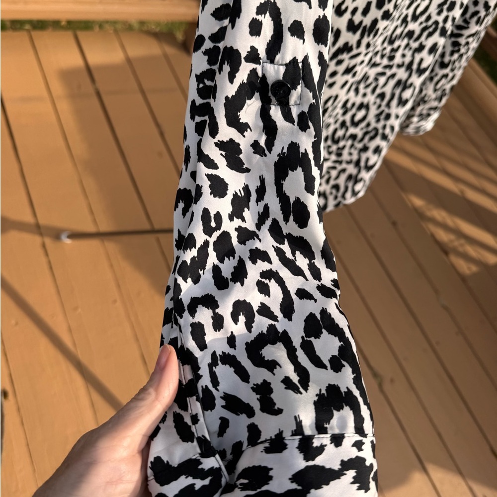 Chico's Black/White Animal Print Long Sleeve Pullover V Neck Blouse size 0 small - Picture 5 of 9
